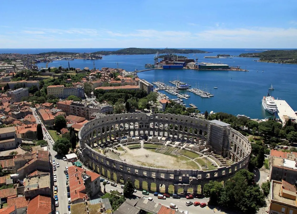 Apartments With A Swimming Pool Pula - 7356