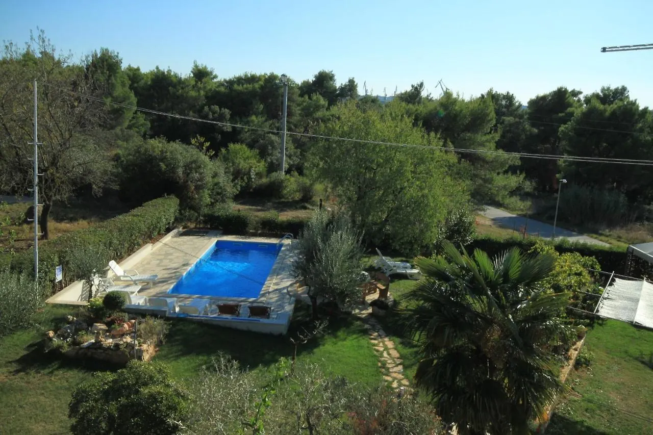 Apartments With A Swimming Pool Pula - 7356