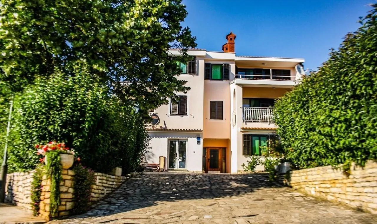Apartments With A Swimming Pool Pula - 7356