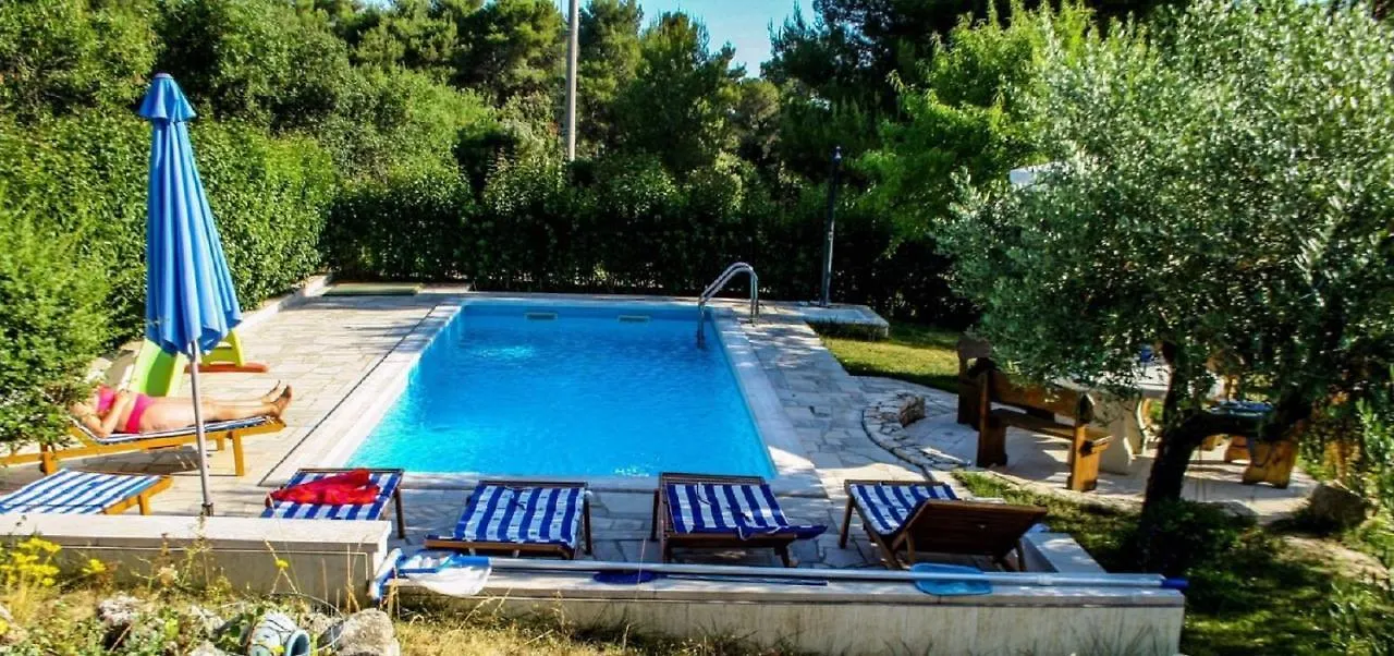 Apartments With A Swimming Pool Pula - 7356