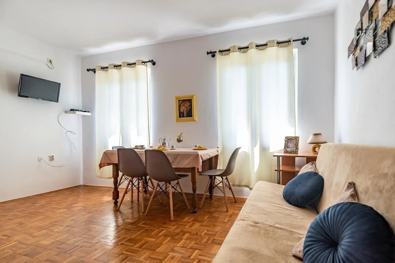 Apartments With A Swimming Pool Pula - 7356