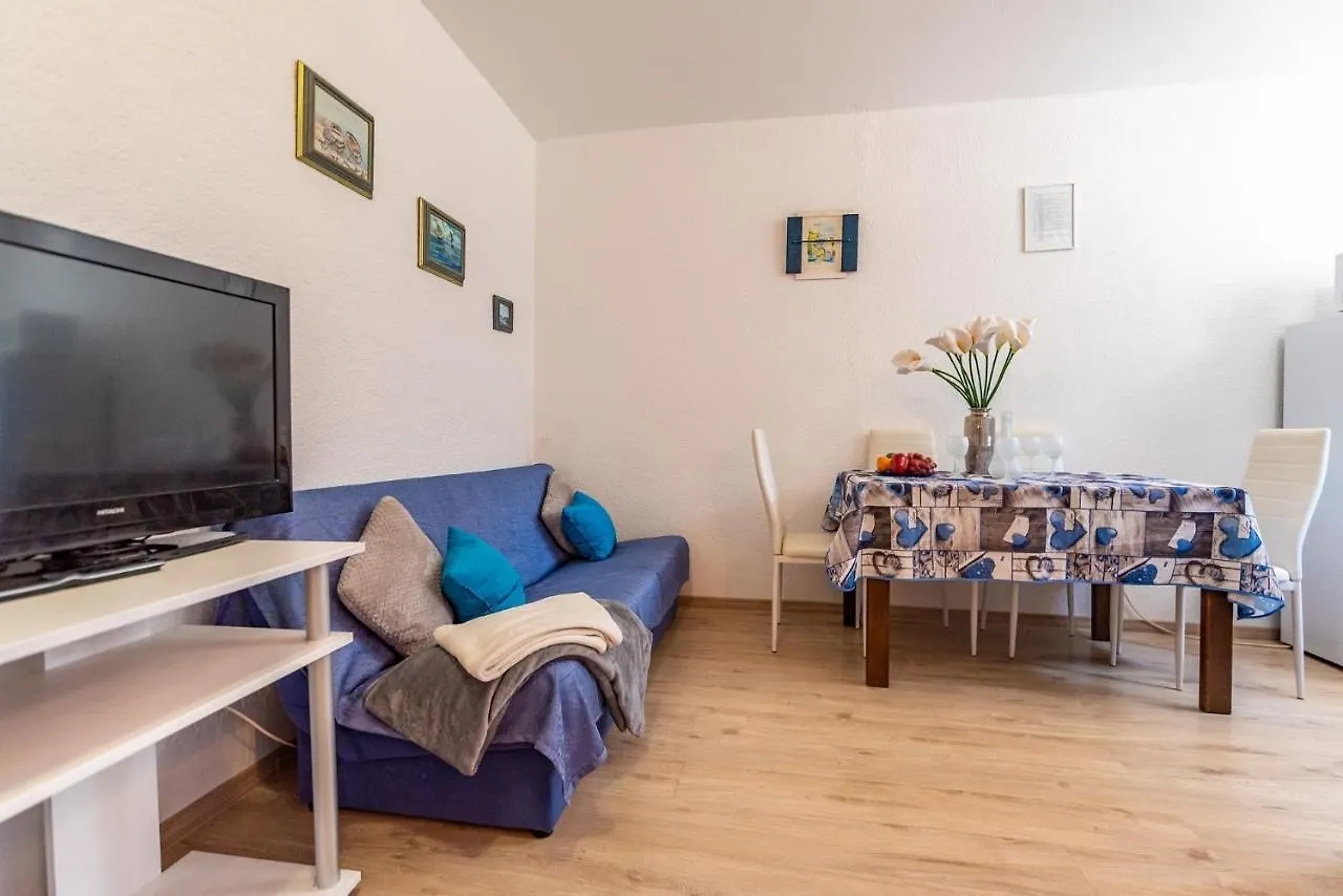 Apartments With A Swimming Pool Pula - 7356 Croatia