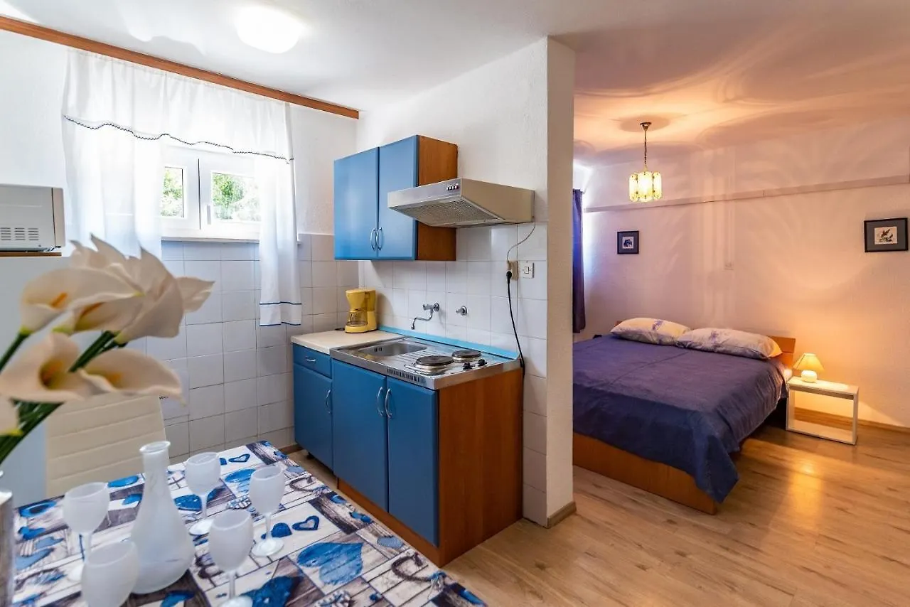 Apartments With A Swimming Pool Pula - 7356